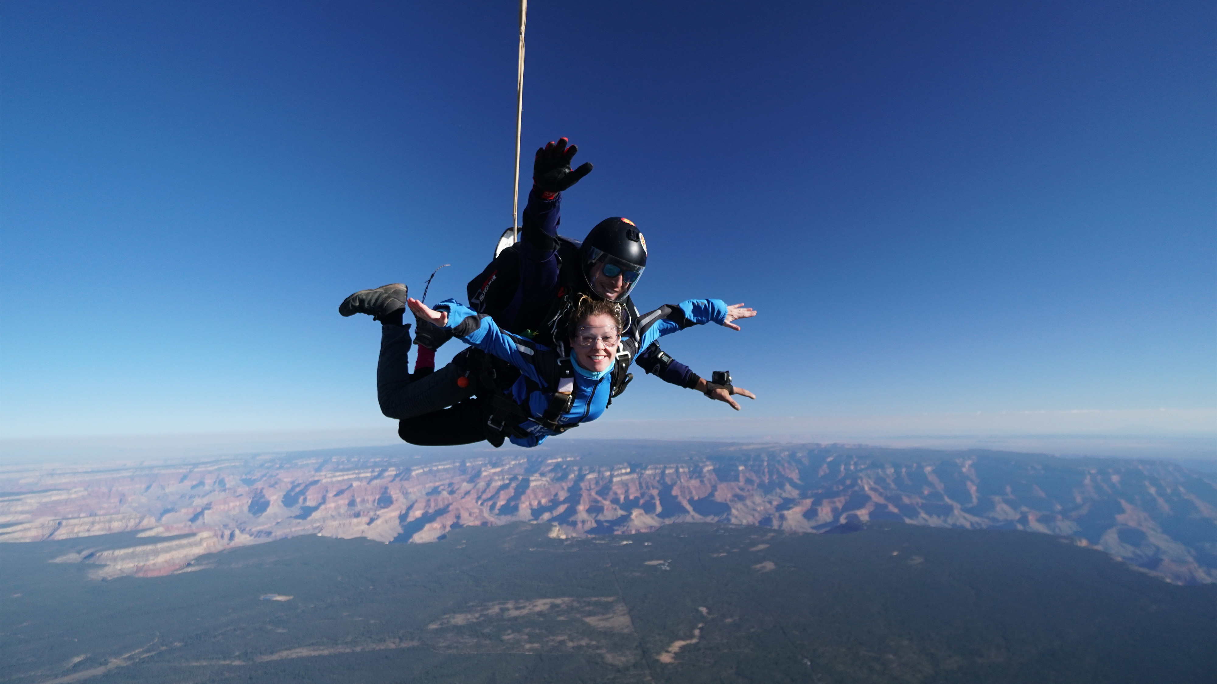 That's Incredible: Watch parachuter jump off of Vegas' Eiffel